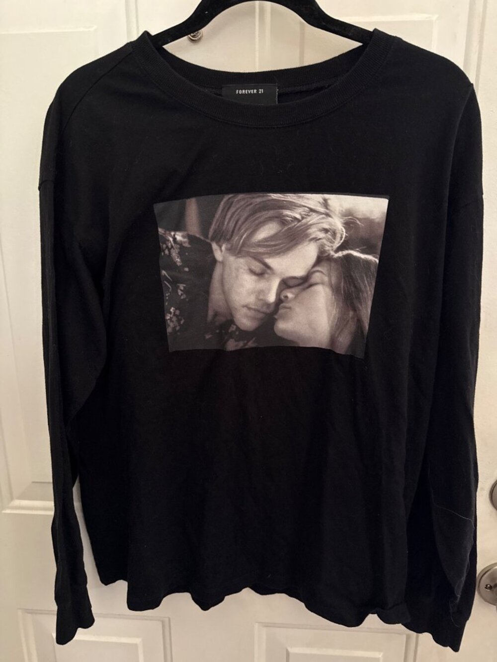 Forever 21 Black Romeo & Juliet Long Sleeve Graphic Tee Size M